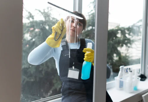 Nettoyage de vitres intérieures et extérieures à Razengues